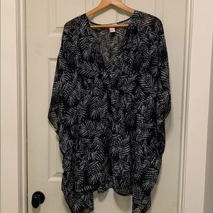 Black and white print, batwing style breezy beach cover up.​